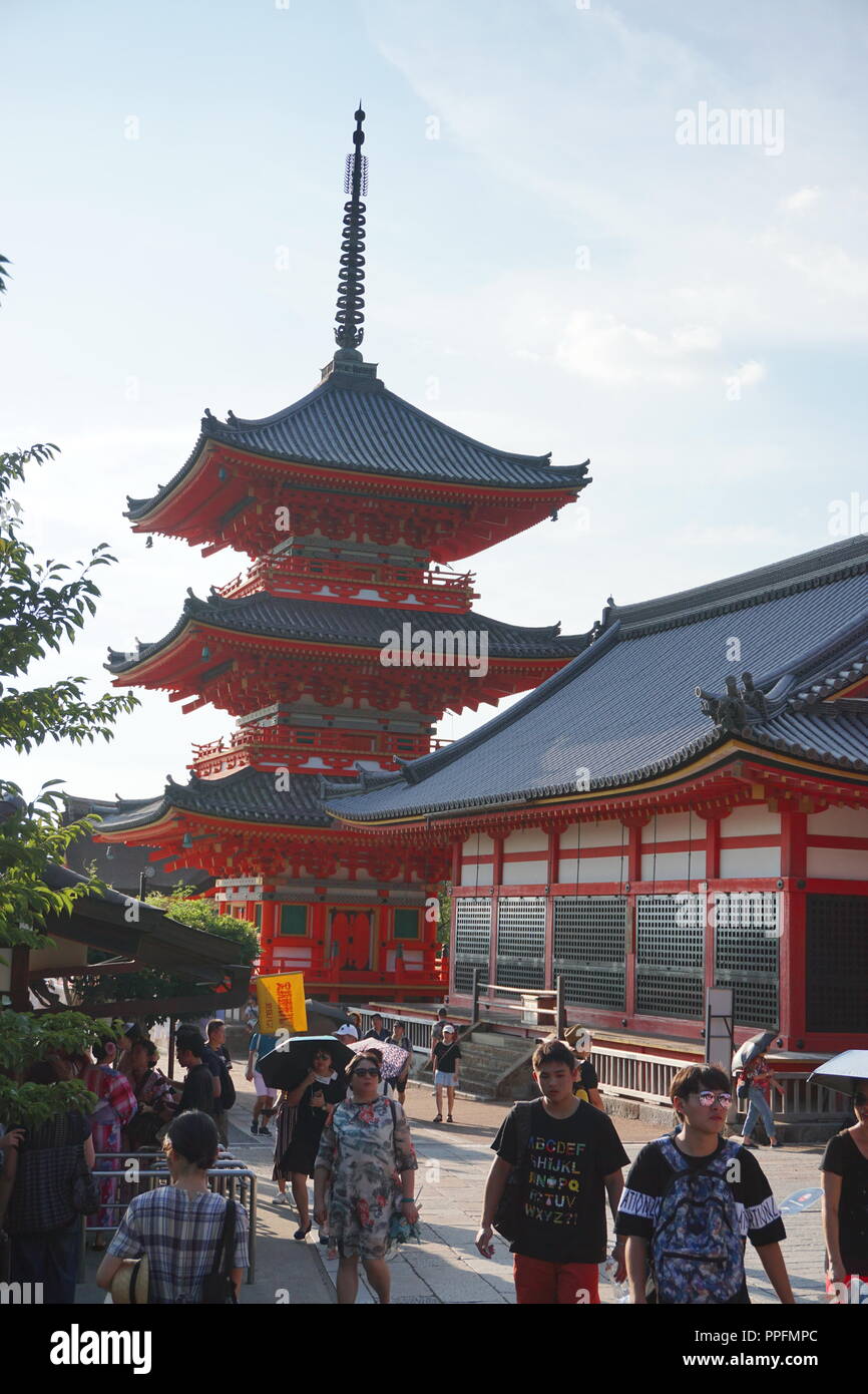 Kyoto, Japan - August 01, 2018: Die drei stöckige Pagode am Kiyomizu-dera buddhistischen Tempel, ein UNESCO-Weltkulturerbe. Foto: Georg Stockfoto