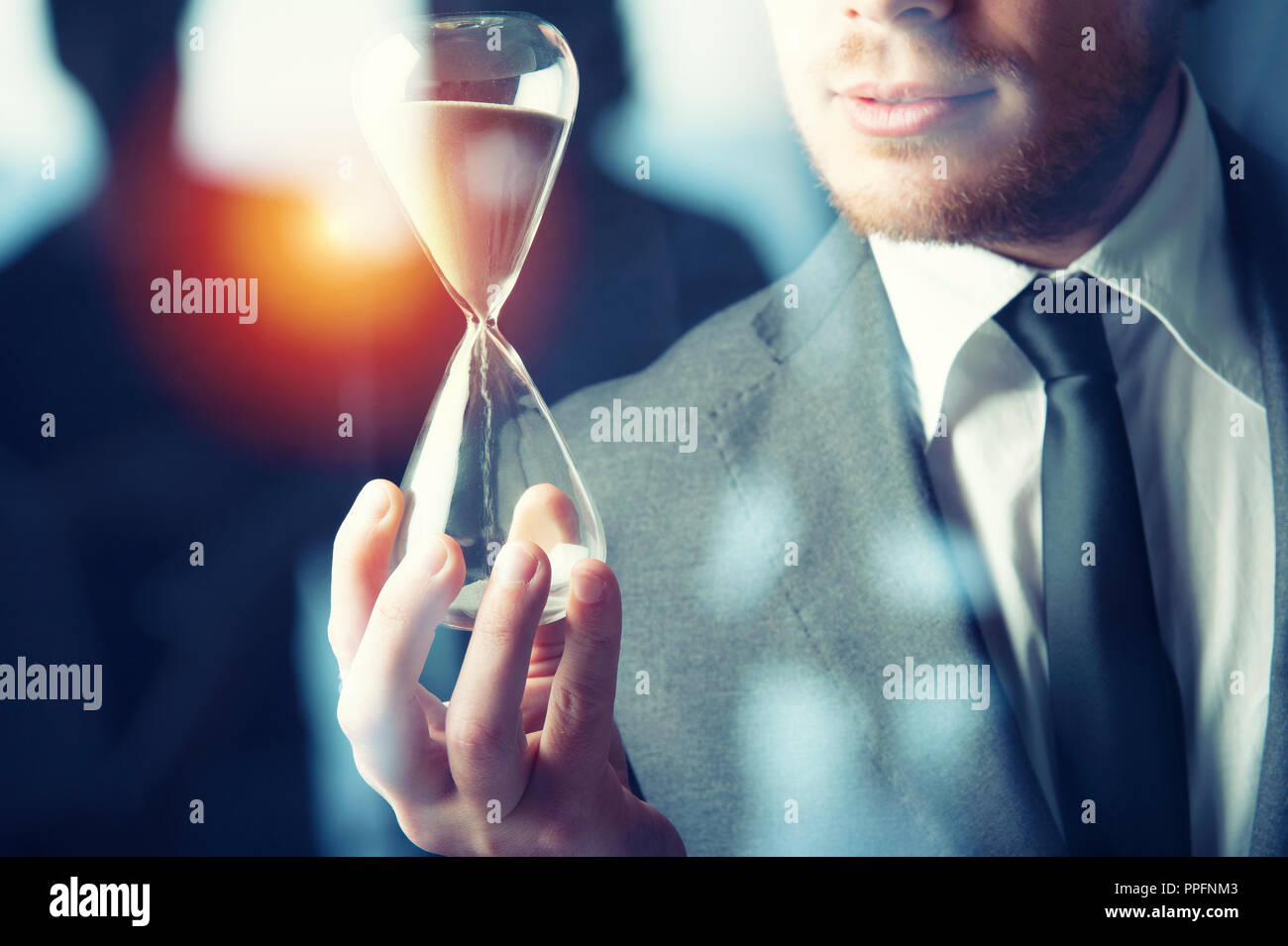 Geschäftsmann mit einer Sanduhr. Konzept der Frist im Geschäft Stockfoto