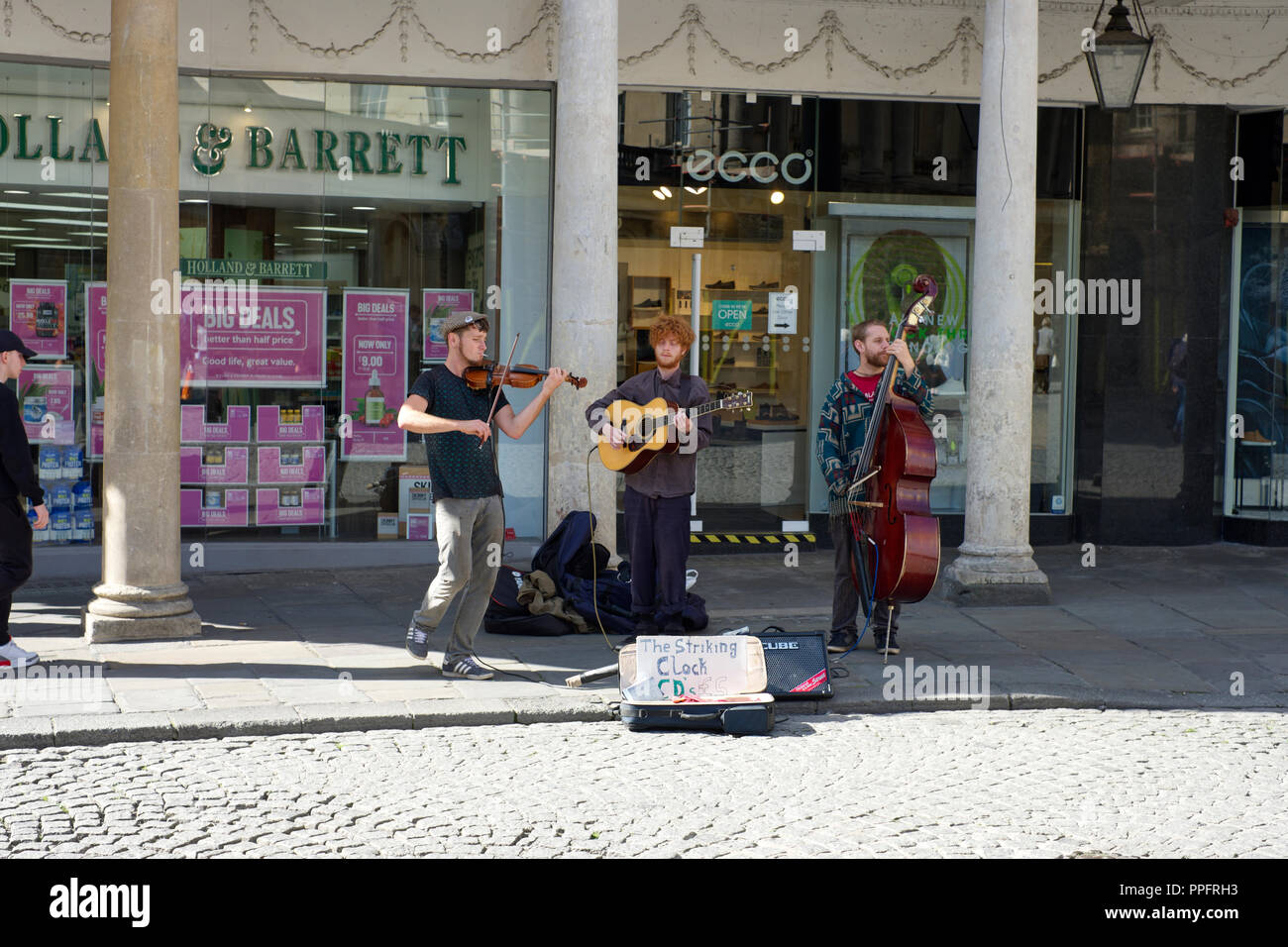 Ein Trio der Straßenmusikanten durchführen und den Verkauf ihrer Musik cds in Bath, Somerset, Großbritannien Stockfoto