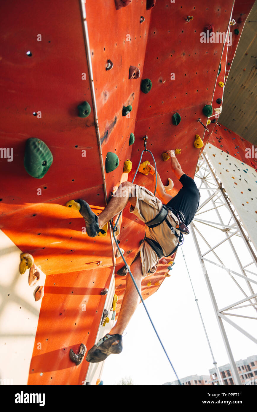 Free climber Mann Klettern bis zu Bouldern. Stockfoto