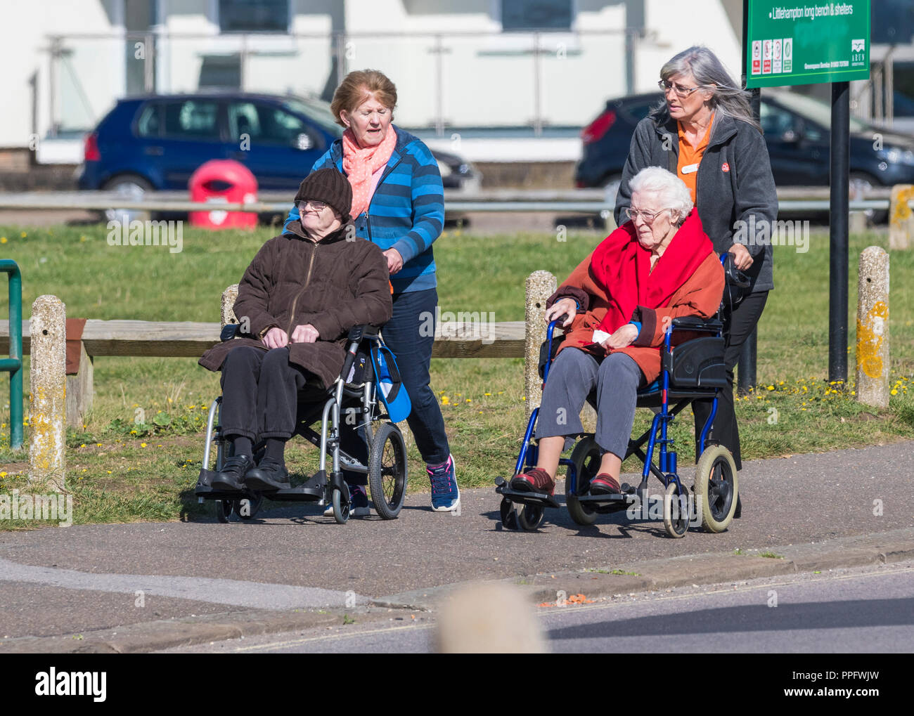 Menschen, ältere behinderte Menschen im Rollstuhl in Großbritannien. Stockfoto