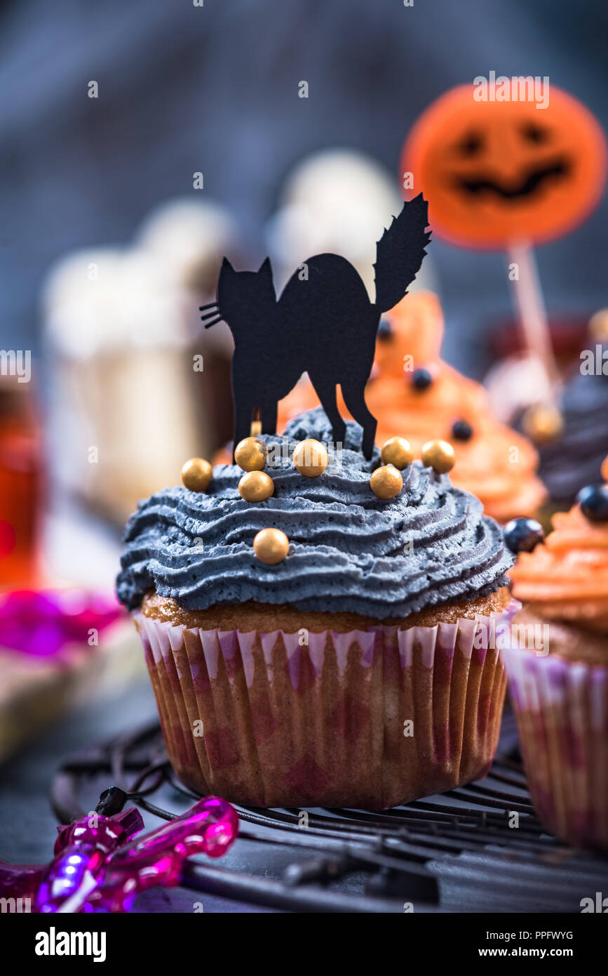 Schwarz Cupcake dekoriert für Halloween. Stockfoto