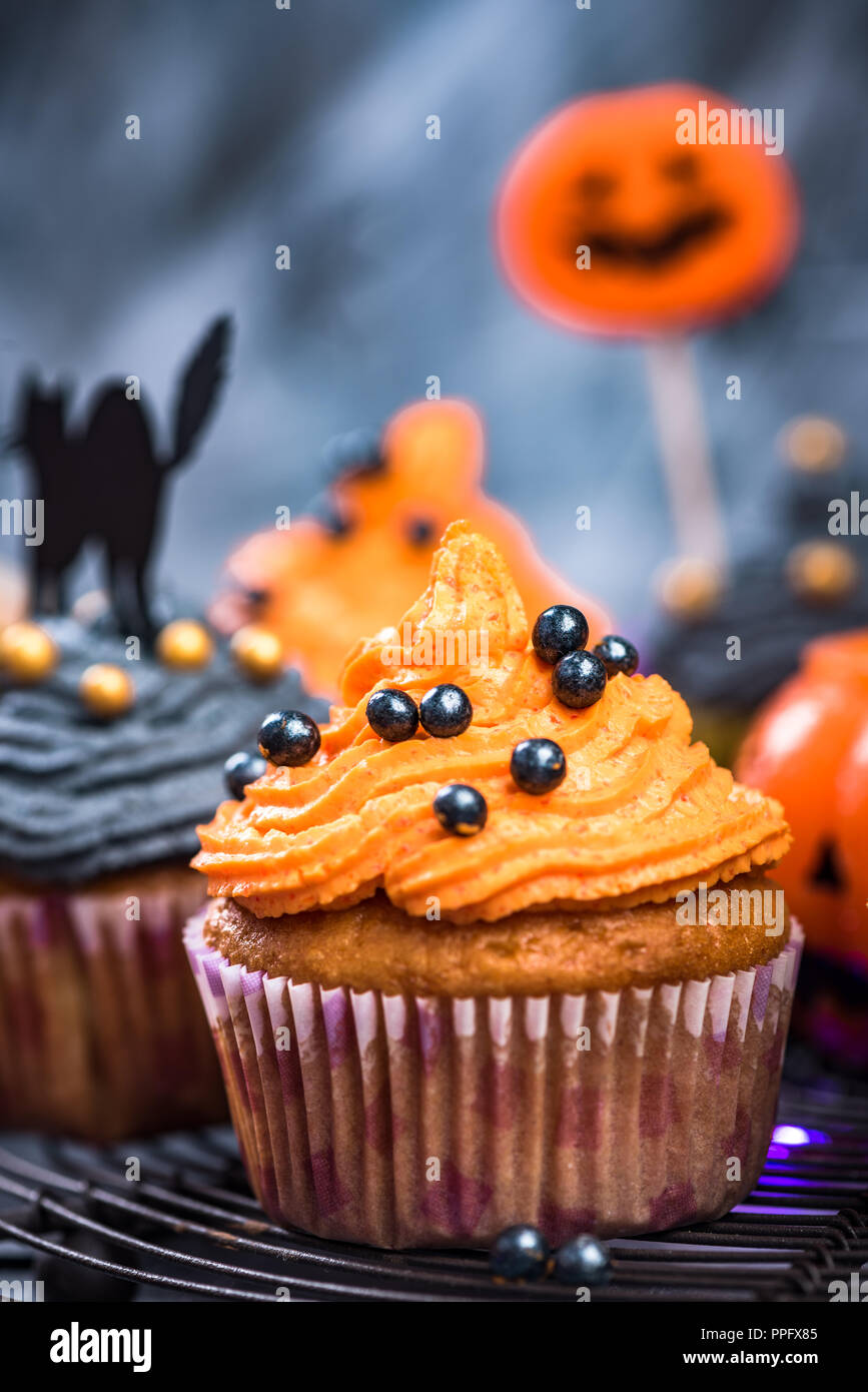 Cupcake mit orange Creme für Halloween. Stockfoto