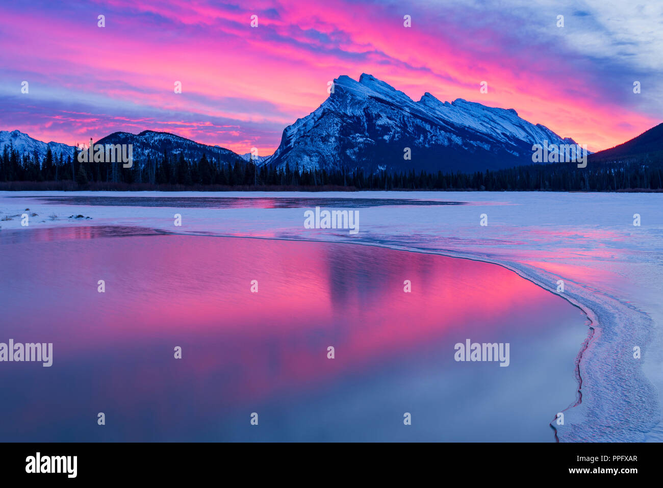 Spektakuläre Dämmerlicht, Mount Rundle, Banff Nationalpark, Alberta, Kanada Stockfoto