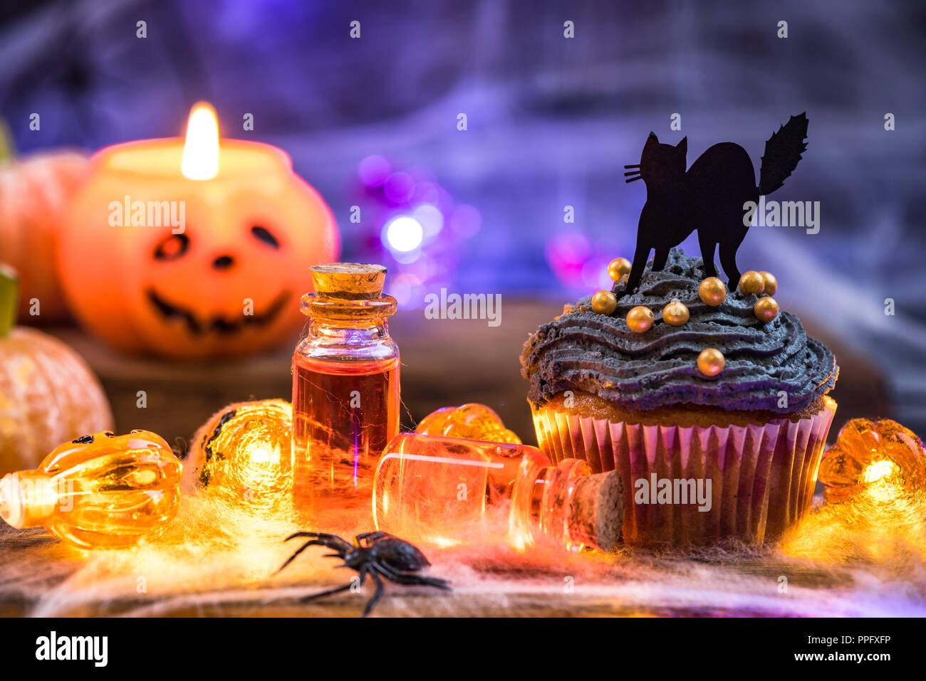Halloween Cupcake und Kürbis Windlicht Stockfoto