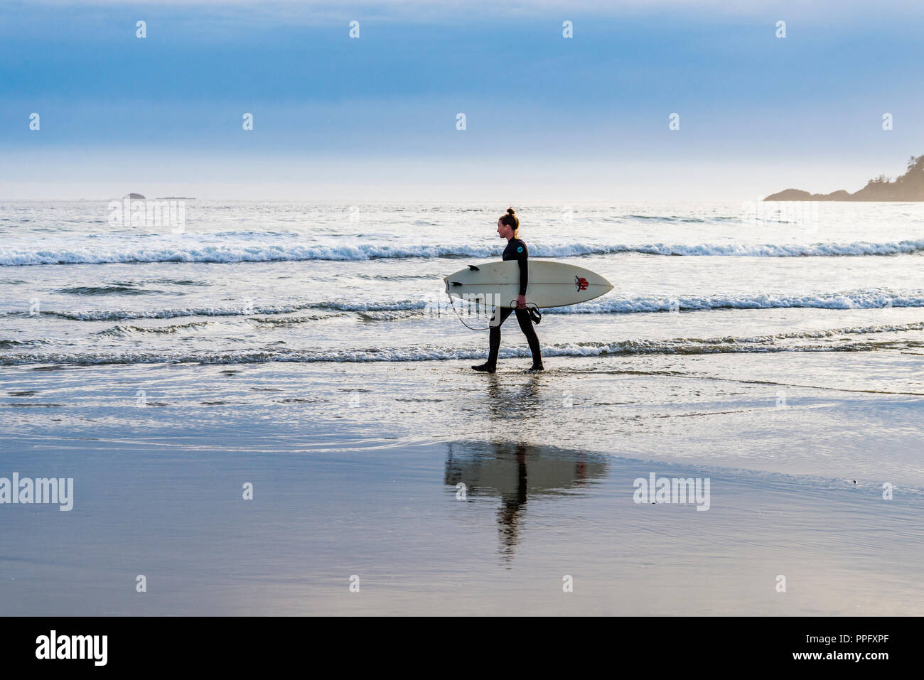 Surfer gehen an shoeline, Chesterman Beach, Tofino, Britisch-Kolumbien, Kanada Stockfoto