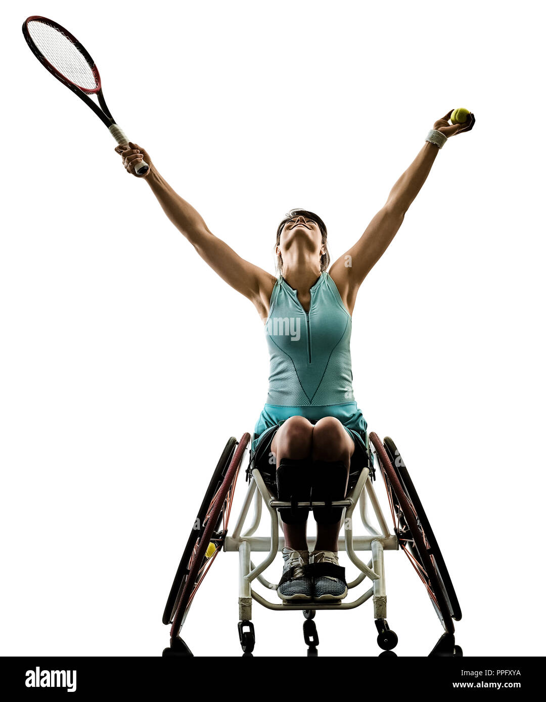Eine kaukasische behinderten Jugendlichen Tennisspieler Frau im Rollstuhl Sport Studio in Silhouette auf weißem Hintergrund Stockfoto
