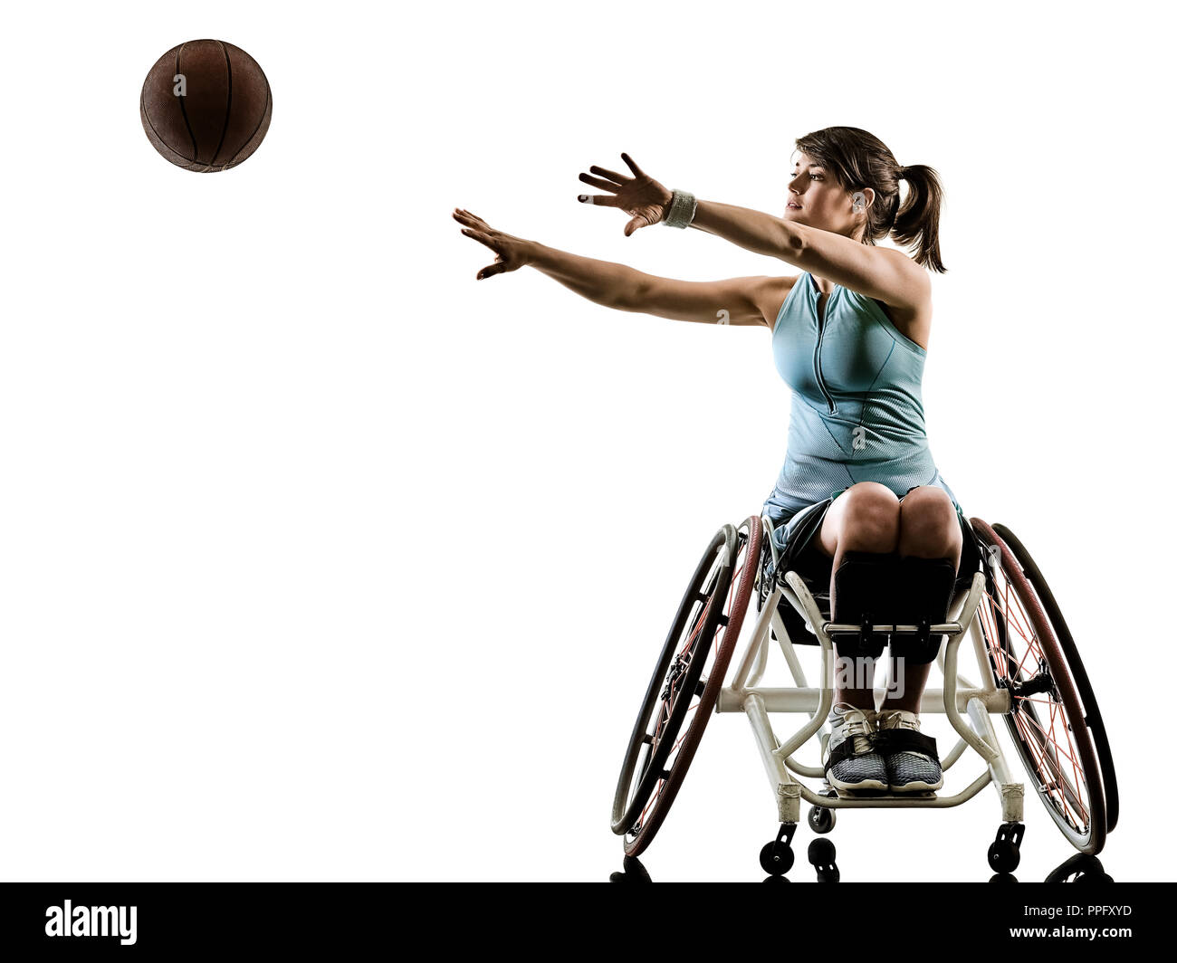 Eine kaukasische behinderten Jugendlichen Basketball player Frau im Rollstuhl Sport Studio in Silhouette auf weißem Hintergrund Stockfoto