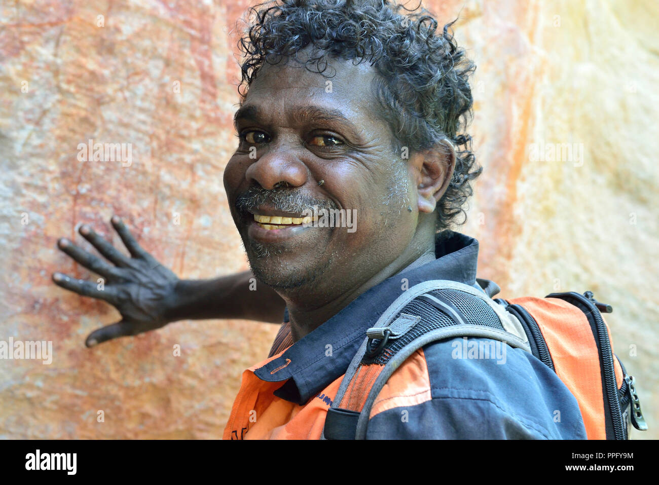 Aboriginal Guide, Vorlagen in einem Rock Art Gallery auf injalak Hill, Arnhem Land, Northern Territory, Australien Stockfoto