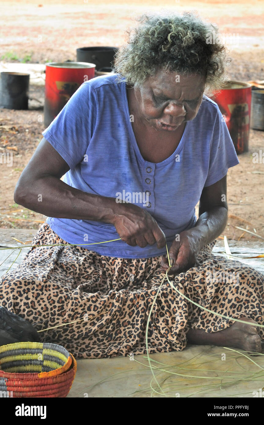Aborigine-Weben im Injalak Arts and Crafts Center, Gunbalanya, Oenpelli, Arnhem Land, Northern Territory, Australien Stockfoto