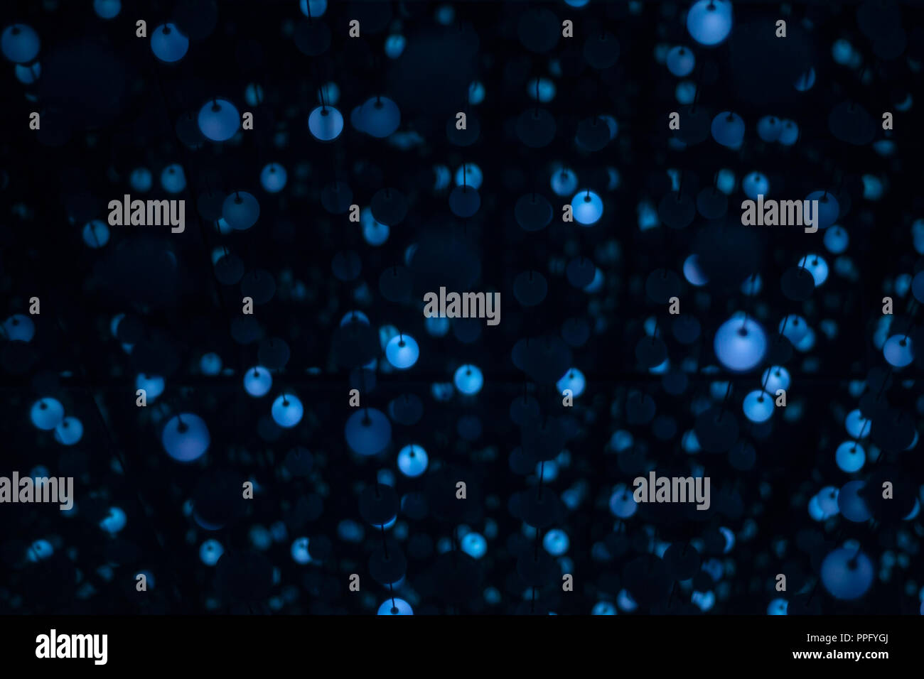 Endlose Reihen sich wiederholender blauer Glühbirnen und Sci-Fi- und Hi-Tech-Hintergrund Stockfoto