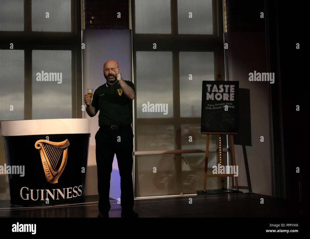 Live-Show im Guinness Storehouse Dublin als Moderatorin demonstriert auf der Bühne das Guinness-Erlebnis Dublin Irland Stockfoto