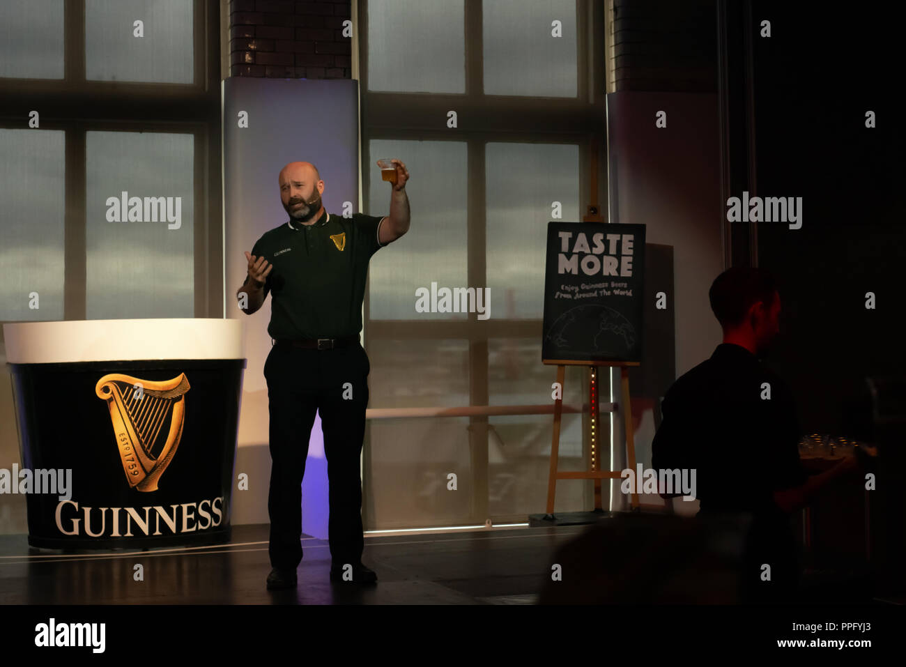 Guinness Storehouse Dublin und Live-Show-Moderatorin demonstrieren auf der Bühne das Guinness-Erlebnis in St. James Dublin Ireland Stockfoto