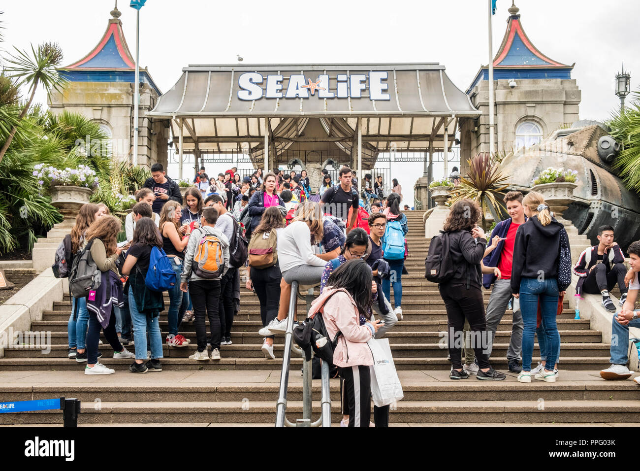 Studenten mit einer Gruppe außerhalb des Sea Life, Brighton, Sussex, England, GB, UK Stockfoto
