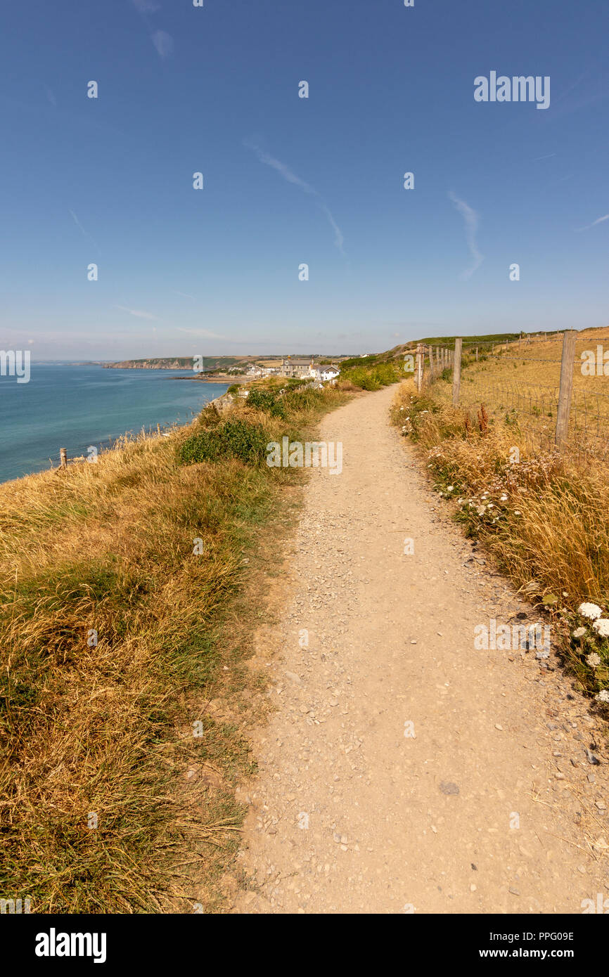 Der South West Coast Path oben Porthleven Sands, Lizard Halbinsel, Cornwall, England. Stockfoto