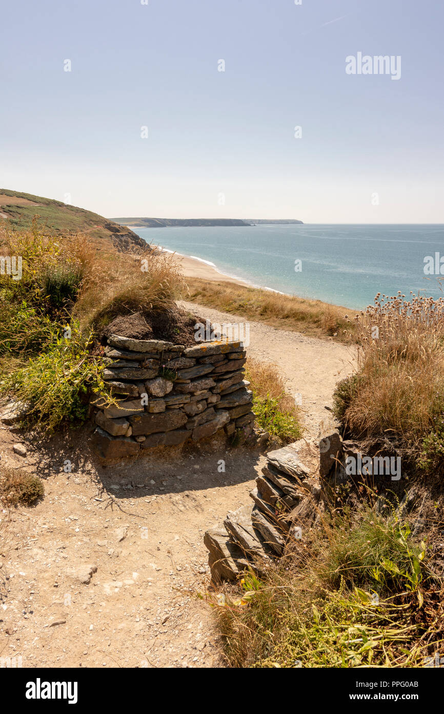 Der South West Coast Path oben Porthleven Sands, Lizard Halbinsel, Cornwall, England. Stockfoto