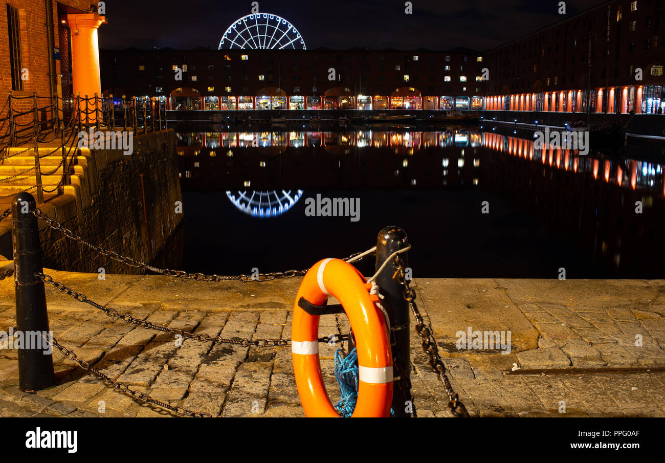 Die Albert Docks Liverpool, viktorianischen archtechture an seinem besten, mit einem modernen Riesenrad im Hintergrund. Bild im September 2018 übernommen. Stockfoto