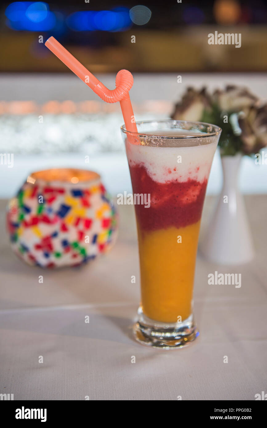 Closeup Detail der alkoholfreien Fruchtcocktail Drink auf Tisch im Restaurant Stockfoto