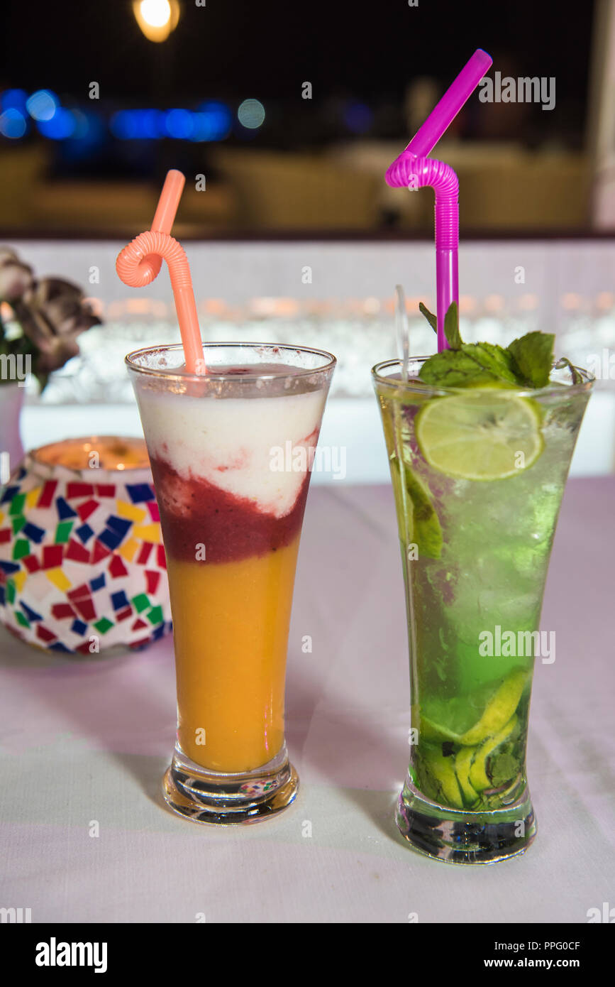 Closeup detail von zwei alkoholfreien Fruchtcocktail Getränke am Tisch im Restaurant Stockfoto