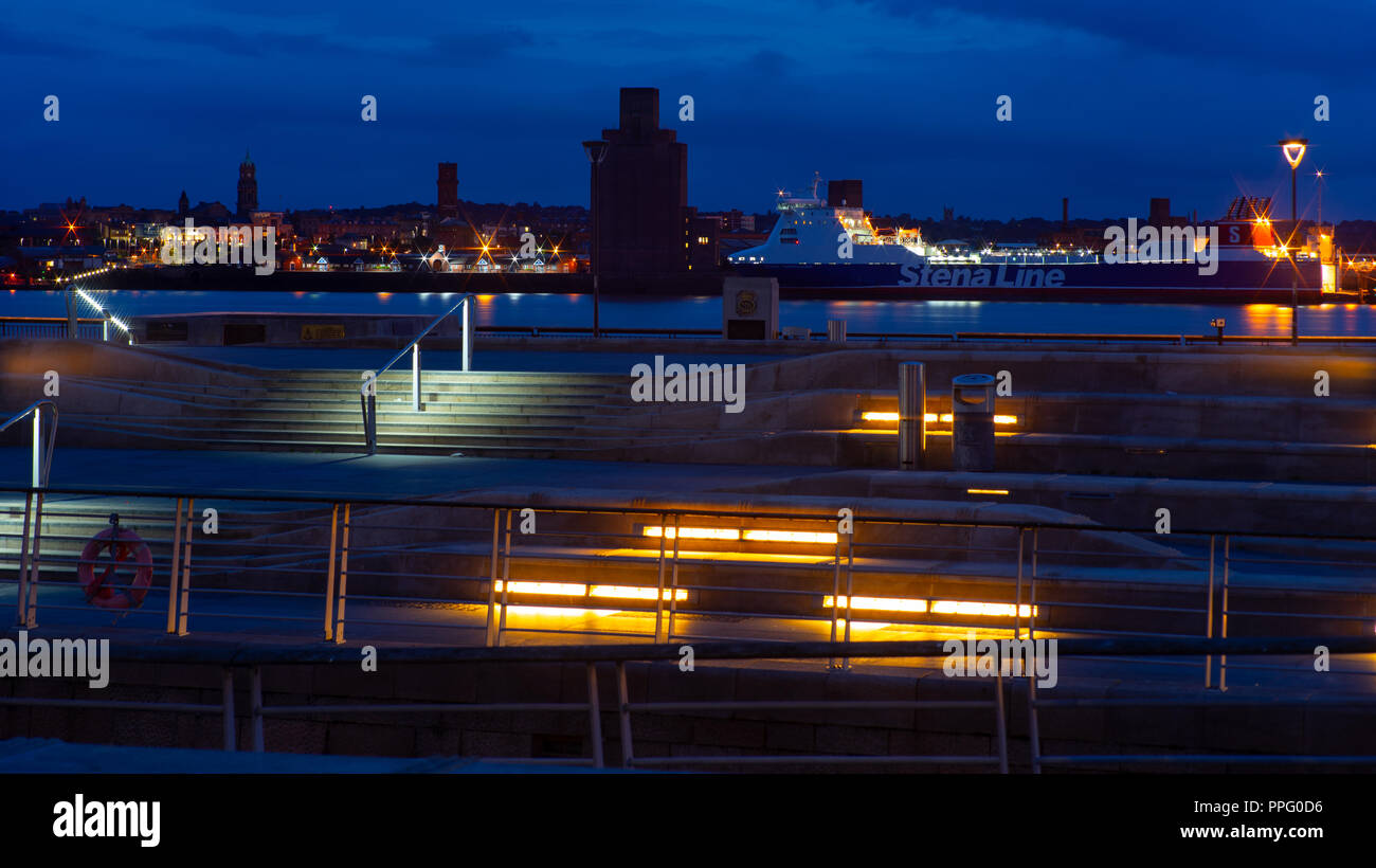 Birkenhead-Belfast Fähre über den Fluss Mersey, der Stena Forerunner, Birkenhead Rathaus, Hamilton Square Bahnhof, am Horizont. Genommen 09/2018 Stockfoto