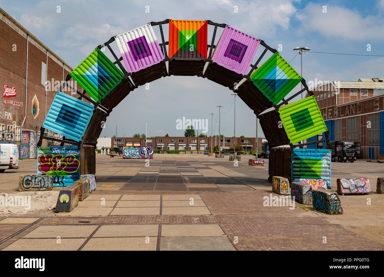 Container bilden ein Tor zu einem Bereich für Graffiti Künstler in der NDSM-Werft, Amsterdam, Niederlande Stockfoto