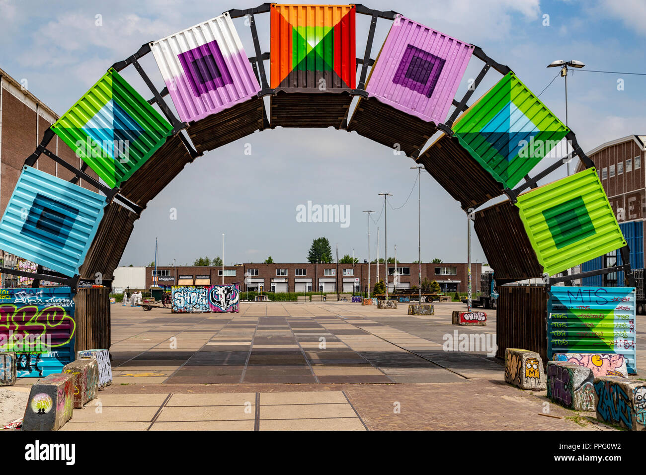 Container bilden ein Tor zu einem Bereich für Graffiti Künstler in der NDSM-Werft, Amsterdam, Niederlande Stockfoto