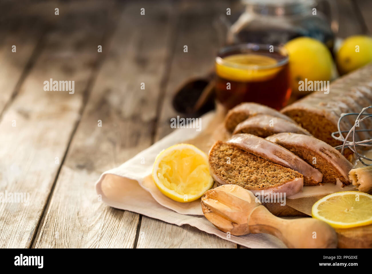 Earl Grey Tee mit hausgemachten Kuchen mit Zitrone Puderzucker und Tee. Copyspace Hintergrund. Stockfoto