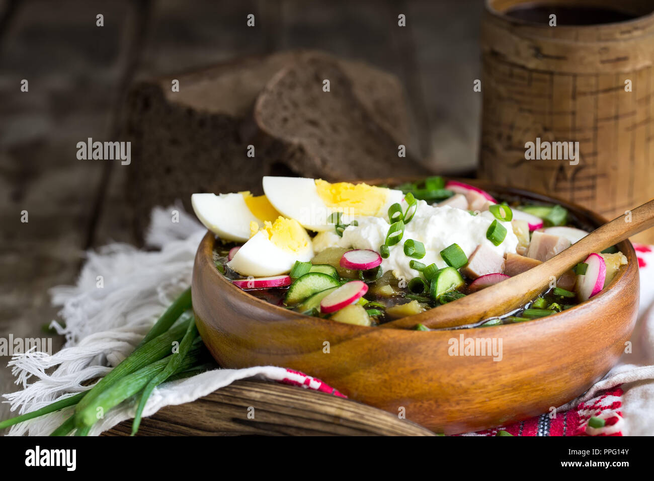 Russische traditionelle kalte Suppe okroshka mit Kartoffeln, Schinken, cucmebers, Eier, Radieschen, Frühlingszwiebeln und kwass. Copyspace Hintergrund. Stockfoto