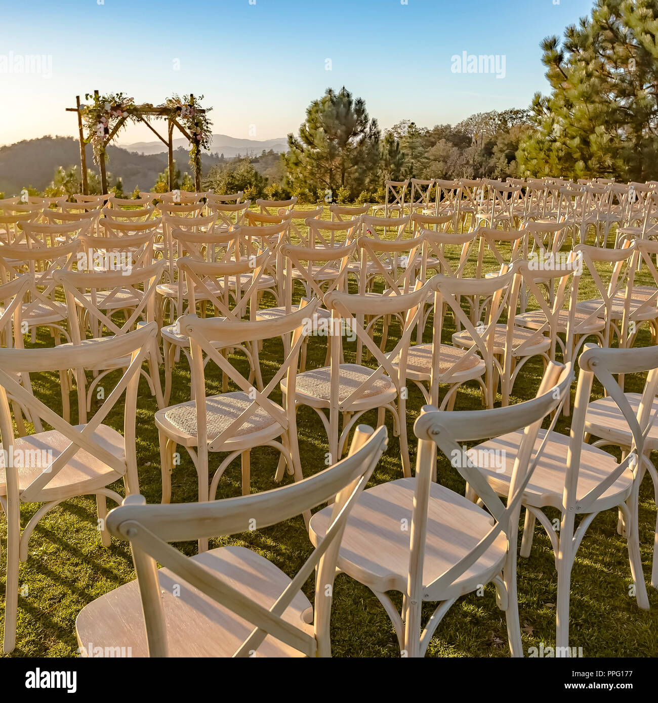 Chuppah und Stühle für eine jüdische Hochzeit Set Stockfoto
