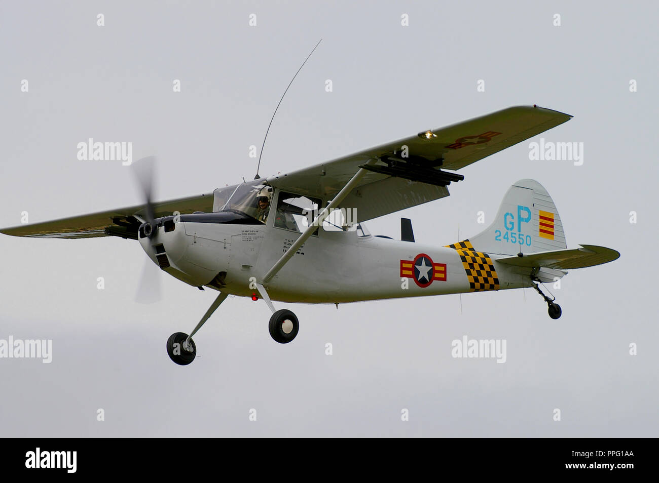 Cessna L-19/O-1 Bird Dog war ein Verbindungsflugzeug und Beobachtungsflugzeug. Diente bei der US-Armee Vietnam. Pilot Justin Needham in Cessna L-19E BirdDog Flugzeug Stockfoto