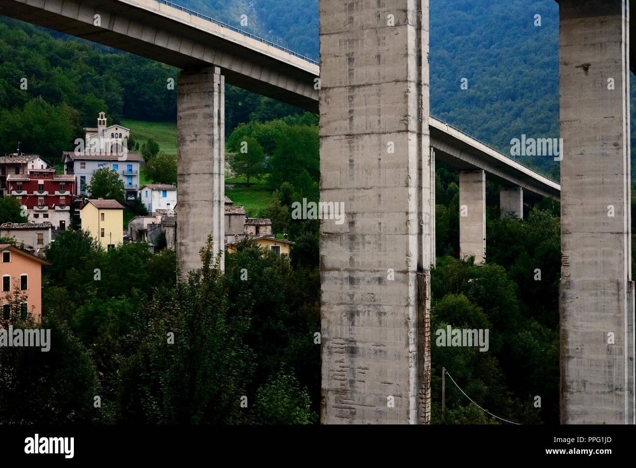 Autobahnbrücke über alte Dorf Stockfoto