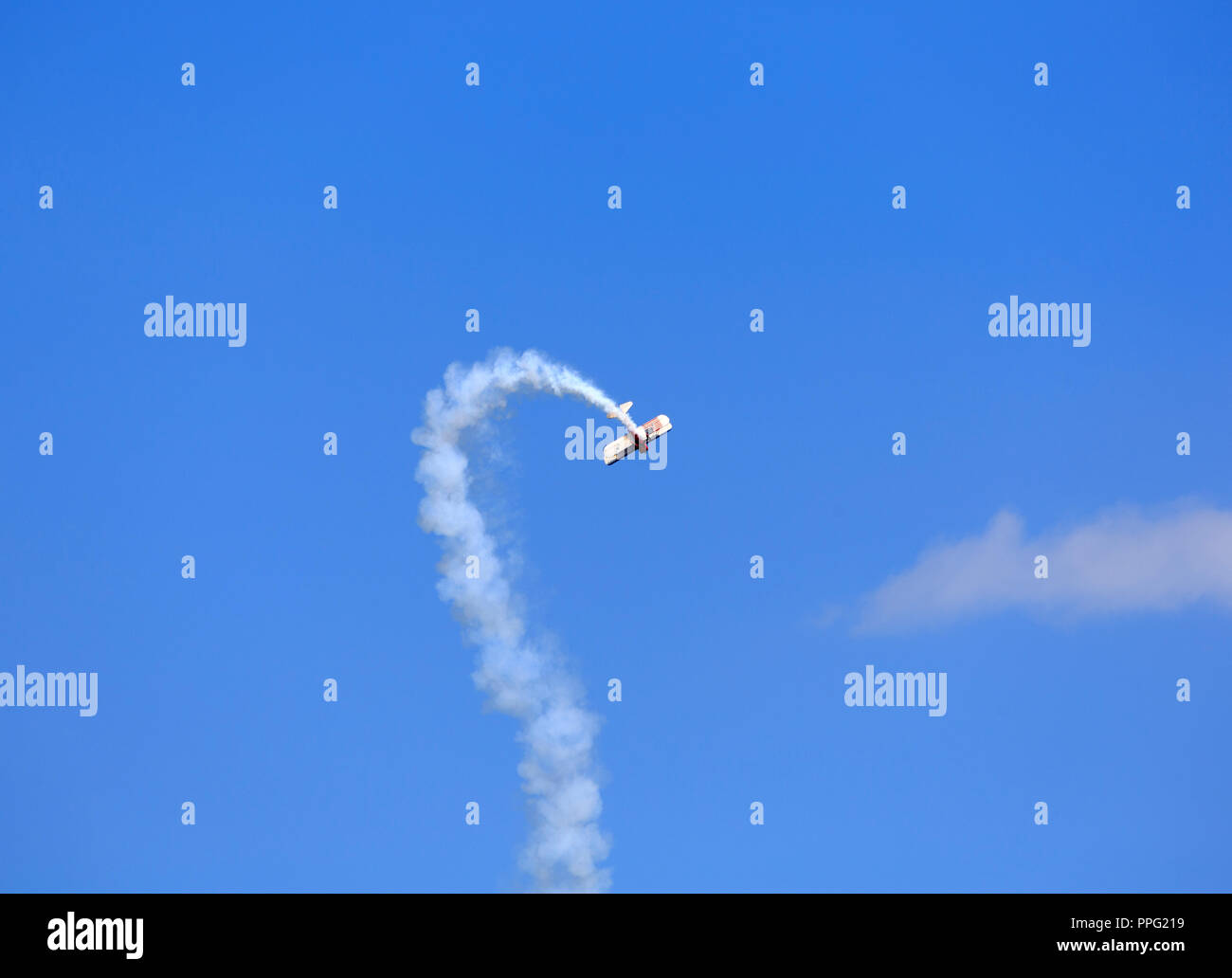 Doppeldecker 450 Super Stearman pilotiert von Greg Shelton führt an der Cleveland Air Show, 2018 Stockfoto