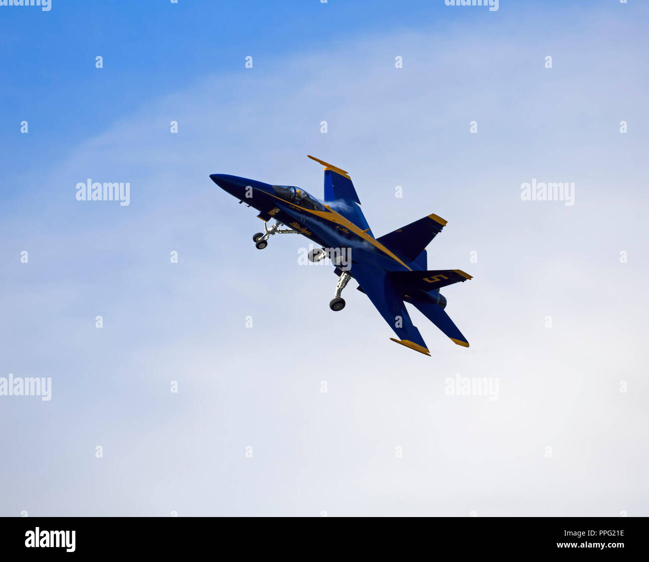 Blue Angel 5 führt solo Manöver am Cleveland Air Show 2018 Stockfoto