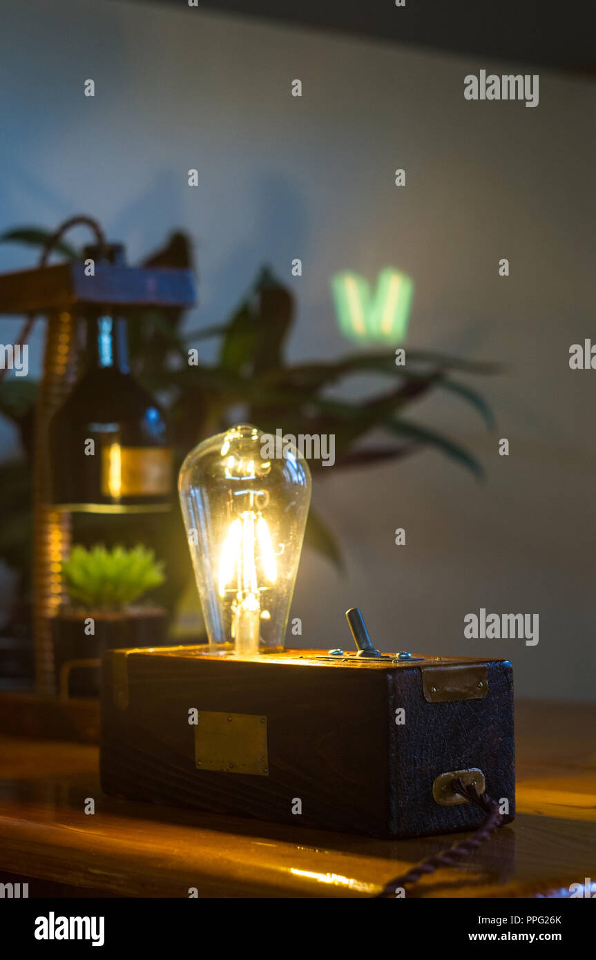 Lamp fall -Fotos und -Bildmaterial in hoher Auflösung – Alamy