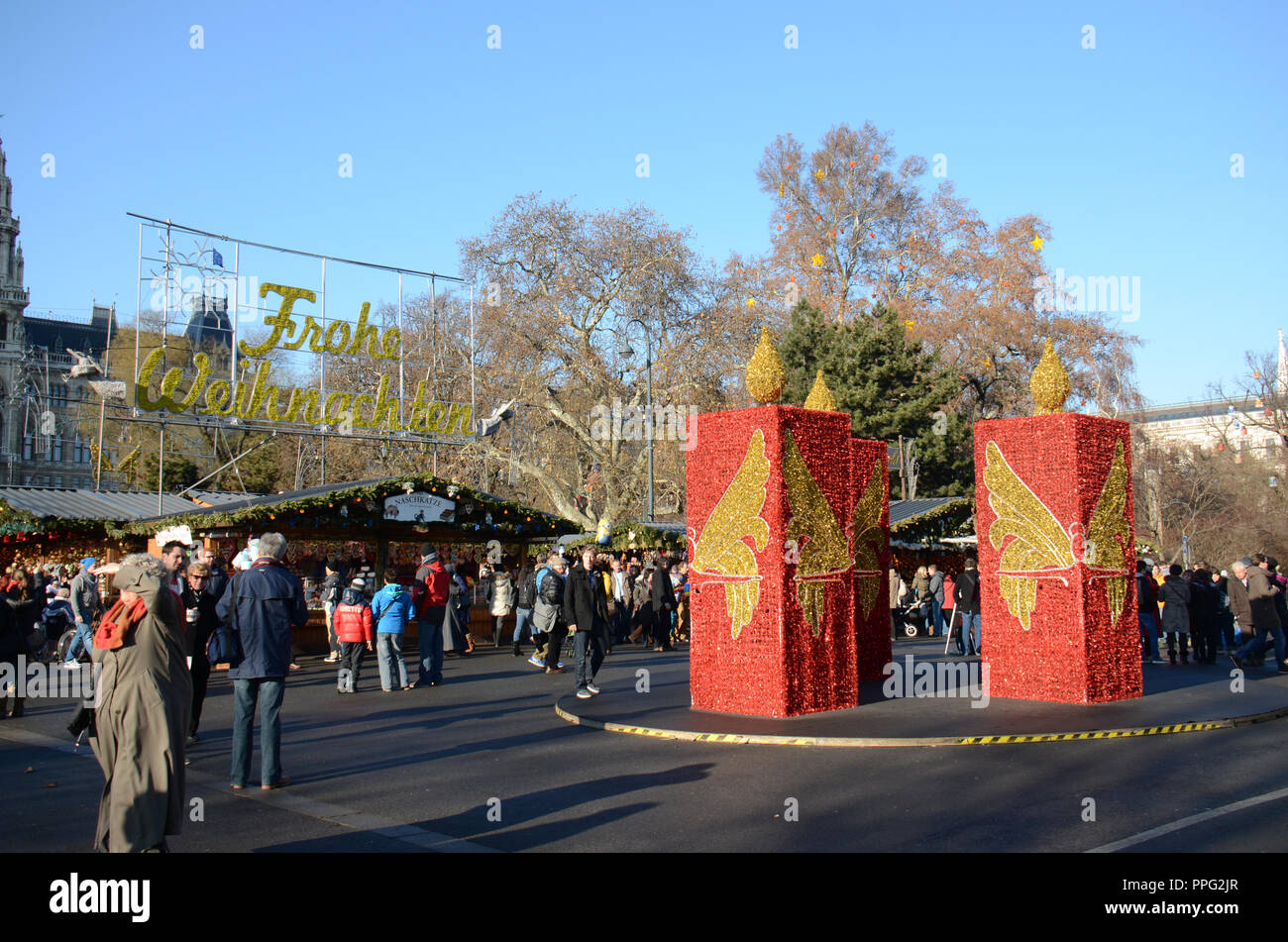 Rund um das Rathaus (Town Hall) dieser Markt, eine europäische