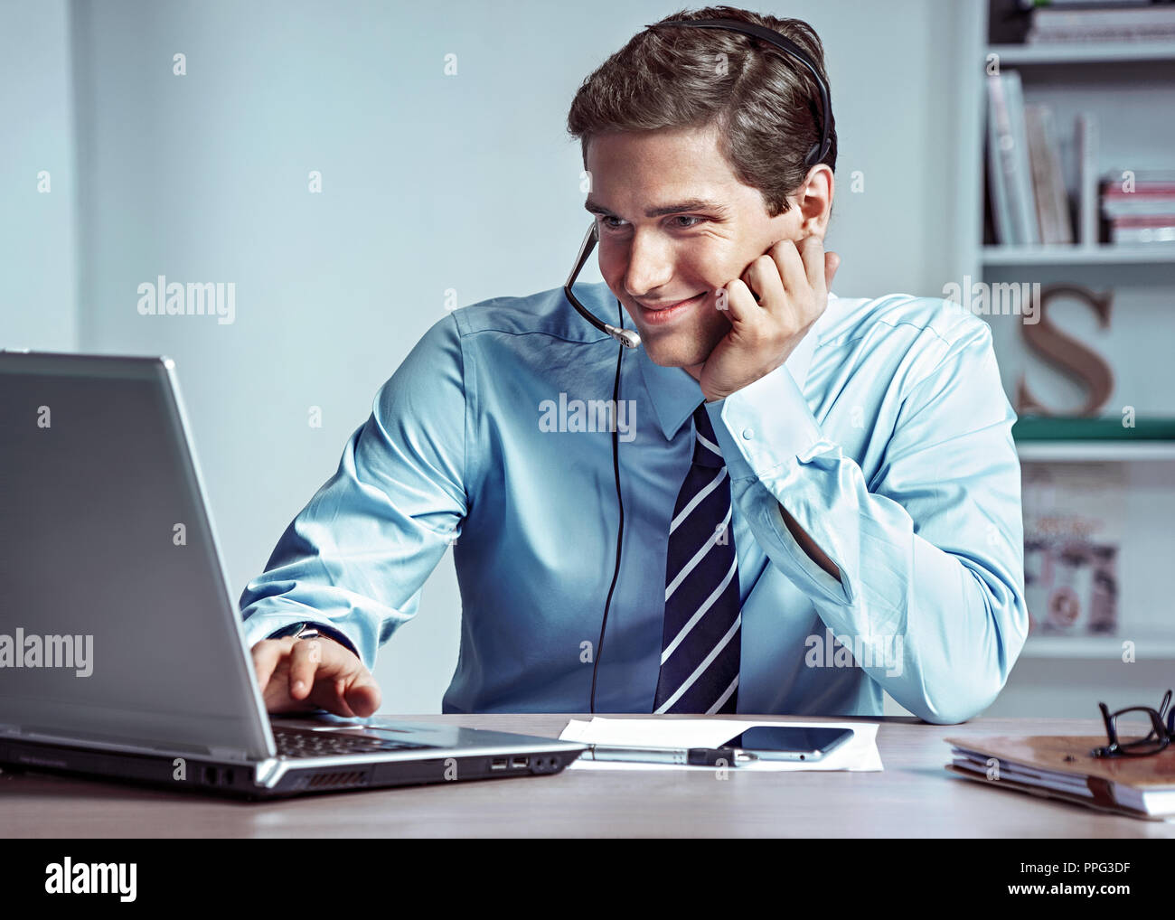 Manager Mann am Telefon zu sprechen und sieht am Laptop. Foto von erfolgreicher Manager arbeiten mit Finanzdaten im Büro. Business Konzept Stockfoto