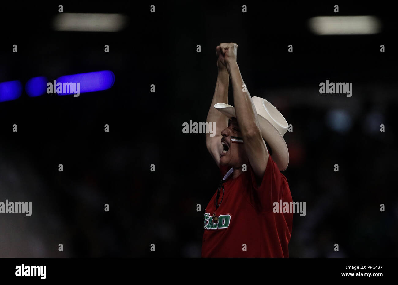 Aficionado que Viste de sombrero Vaquero y Jersey de Mexico anima a la afición, durante El Segundo partido Halbfinale de la Serie del Caribe en el Nue Stockfoto