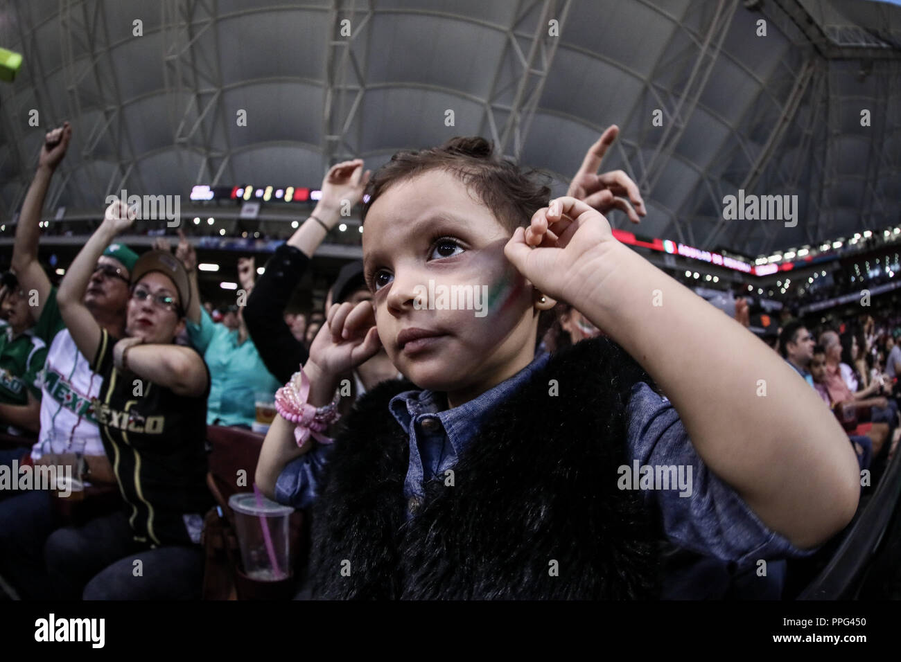 Una niña con la Bandera tricolor Mexicana se cubre Los oídos ante El ruido ensordecedor del Sonido lokale y la fanaticada, durante El Segundo partido s Stockfoto