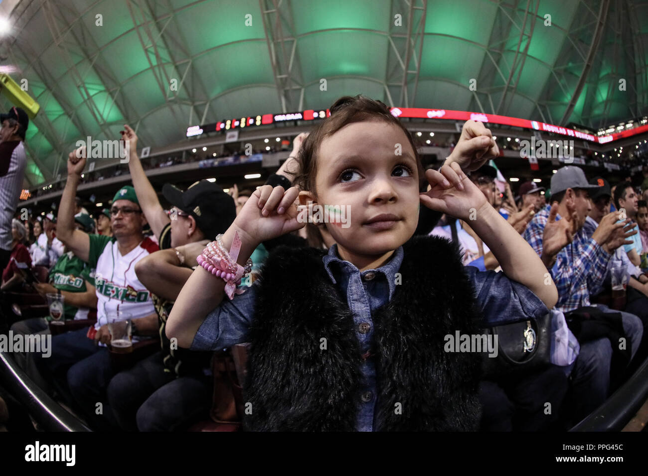 Una niña con la Bandera tricolor Mexicana se cubre Los oídos ante El ruido ensordecedor del Sonido lokale y la fanaticada, durante El Segundo partido s Stockfoto