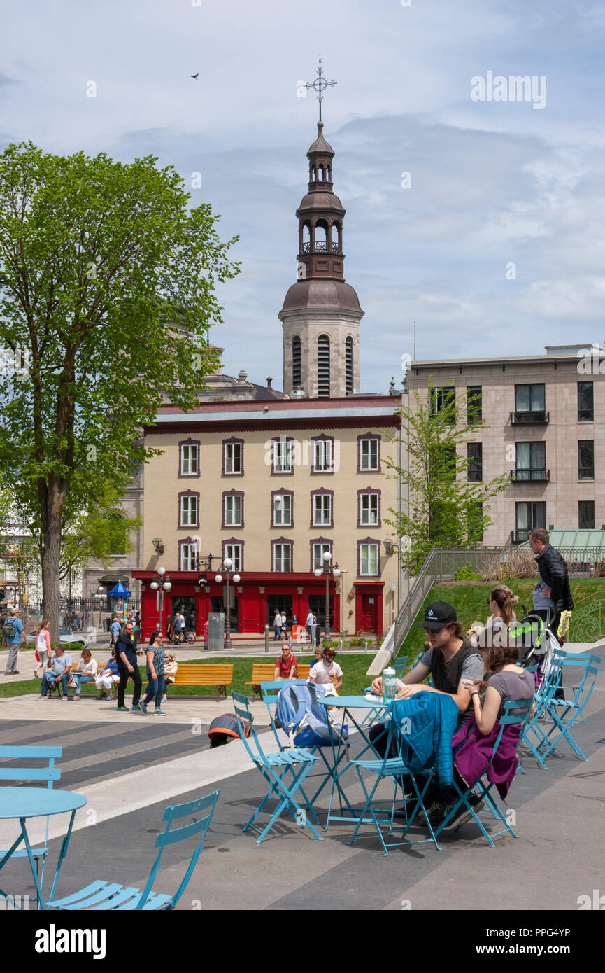 Die Menschen genießen einen warmen Tag auf der Terrasse vor dem Rathaus von Quebec City. Quebec, Kanada Stockfoto