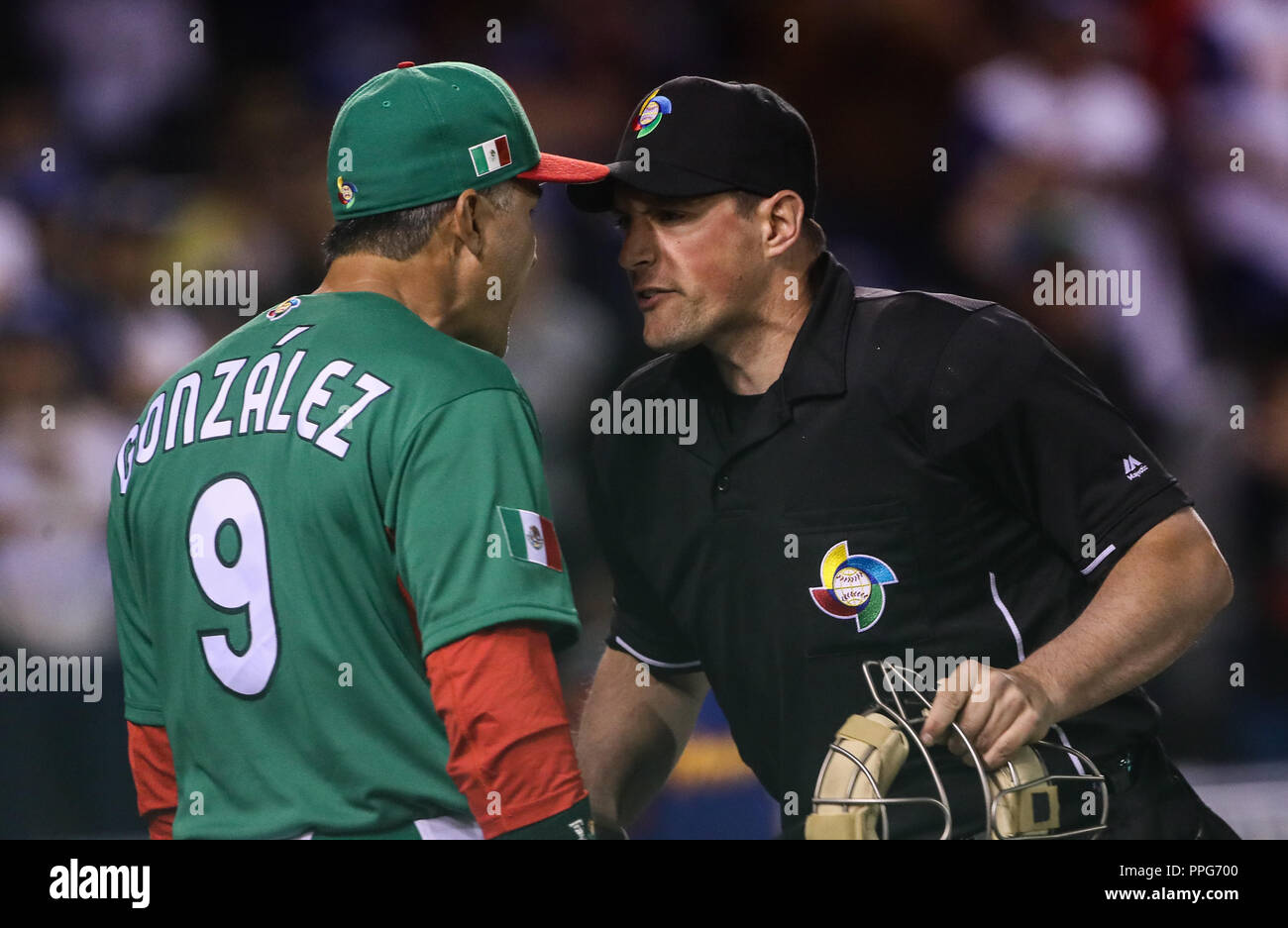 El Ampayer Principal del San Blas expulsa ein Edgar Gonzalez luego de discutir por el conteo de Bolas en la novena Entrada, durante El partido Mexiko vs. Stockfoto