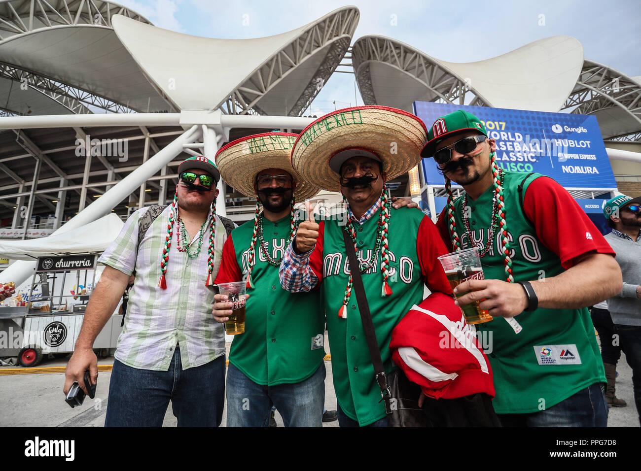Beisbol disfrazados Fanáticos del con Sombreros de Charros y Jersey de Mexico En La Fachada del Estadio Olimpico Panamericano o Estadio Charros de Jal Stockfoto