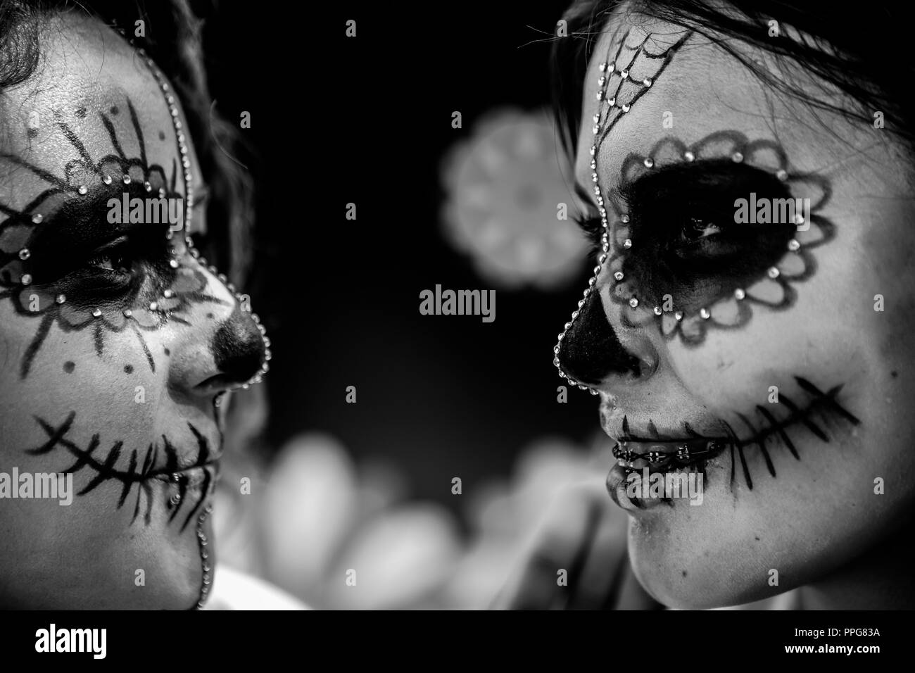 Estudiantes de maquillaje preparatoria con de Catrina en sus rostros, durante Festival de Altares previo al Día de Muertos llevado a Cabo en la Pla Stockfoto