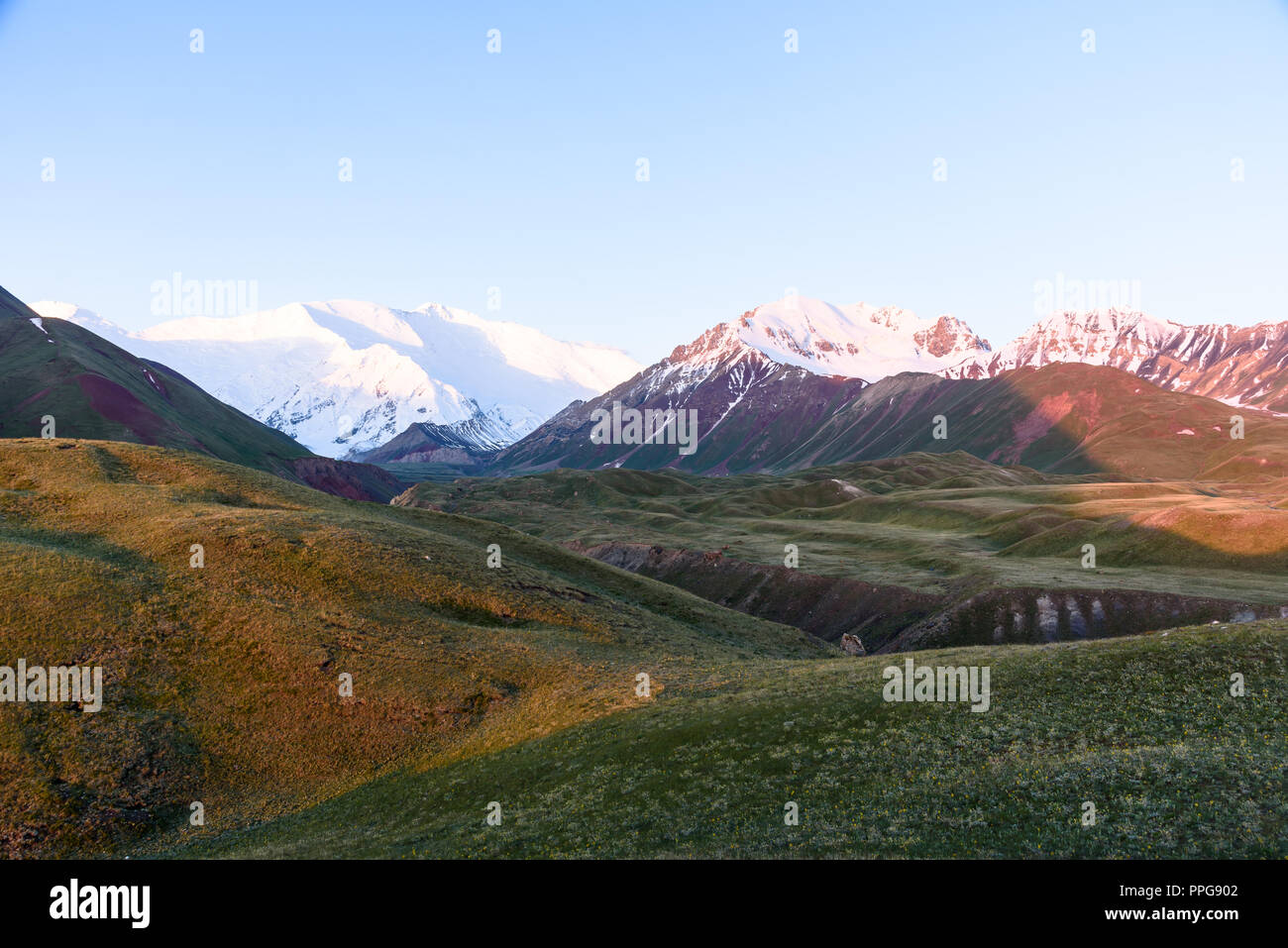 Sonnenaufgang über Peak Lenin Tal, Kirgisistan Stockfoto