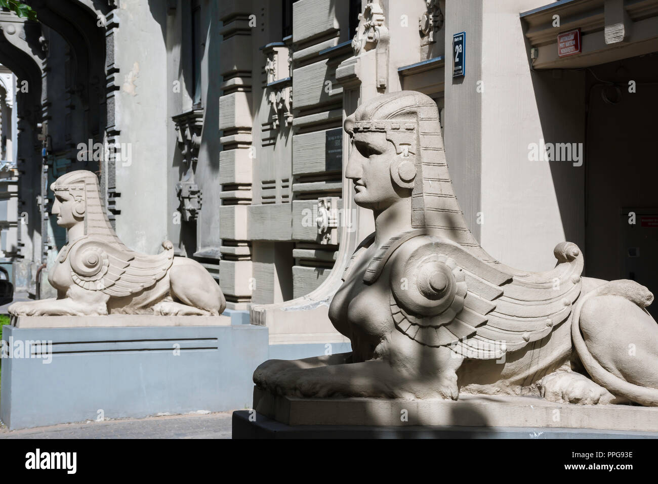 Riga Jugendstil, mit Blick auf ein paar der Sphingen außerhalb eines Michail Eisenstein Gebäude in Alberta Iela im Art Nouveau Stadtteil von Riga, Lettland. Stockfoto