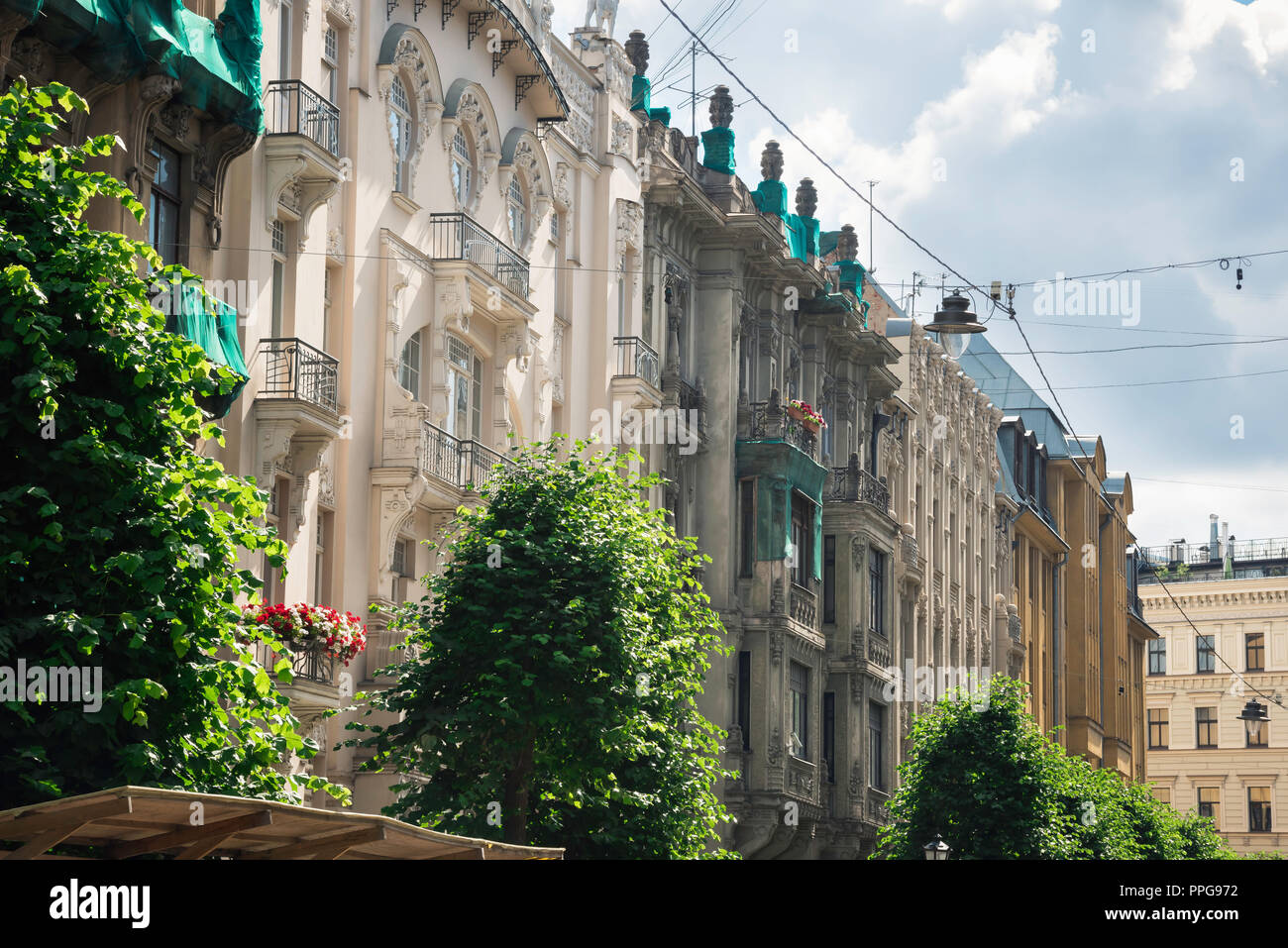 Blick auf eine Reihe von Jugendstil Gebäuden (beide renovierte und unrenovierte) auf der Nordseite von Alberta Iela im Art Nouveau Stadtteil von Riga. Stockfoto