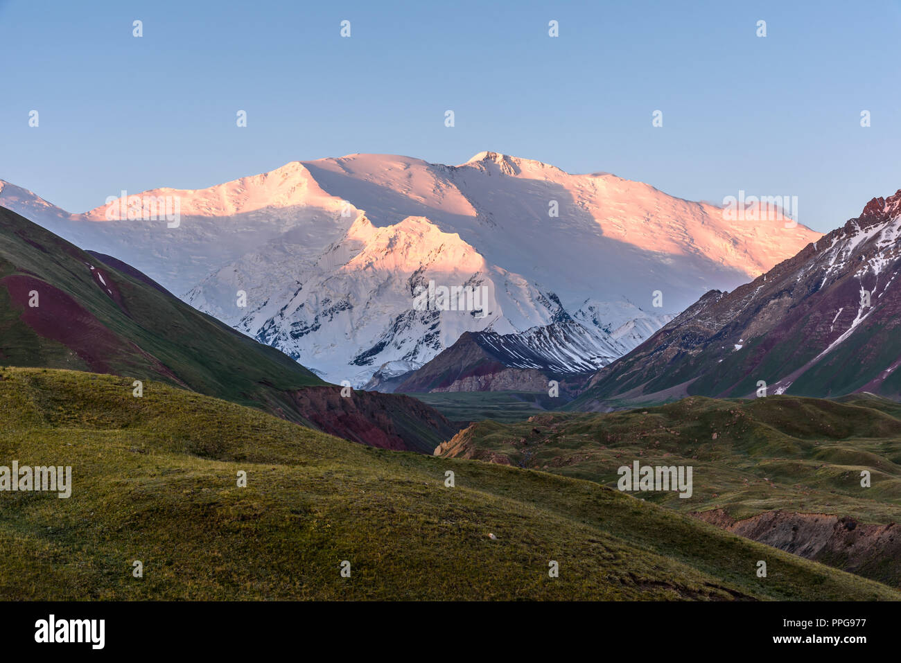 Sonnenaufgang über Peak Lenin, Kirgisistan Stockfoto
