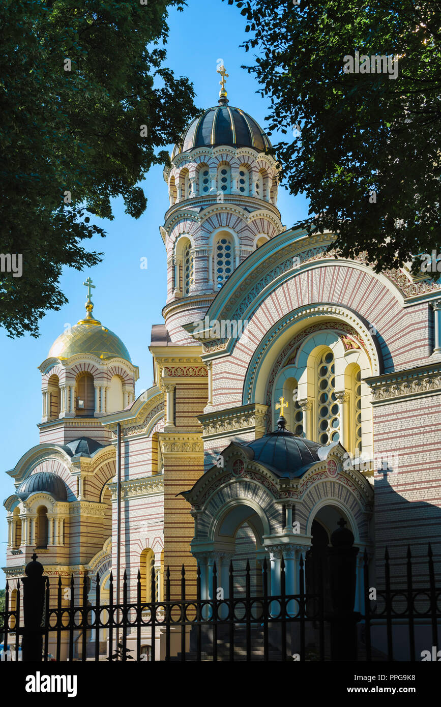 Riga russisch-orthodoxen Kathedrale, Sicht auf die dual-tone Mauerwerk auf zwei gewölbten Türmchen von der Geburt Christi Kathedrale im Zentrum von Riga, Lettland Stockfoto