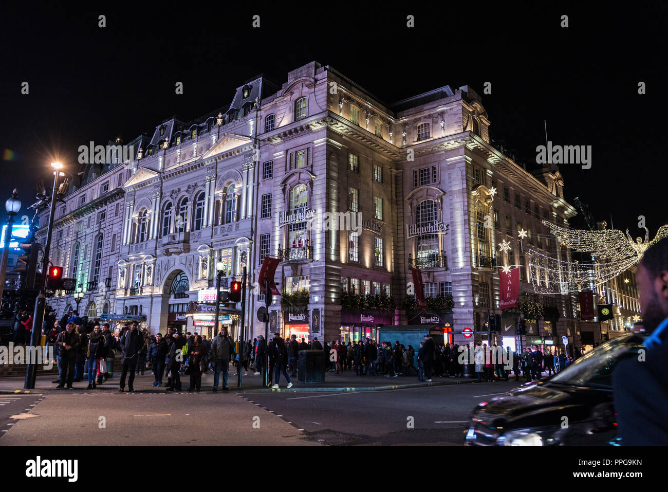 London, Großbritannien - 3. Januar 2018: Piccadilly Circus mit dem Kriterium Theater im Hintergrund bei Nacht mit Weihnachten Dekoration und Menschen Stockfoto