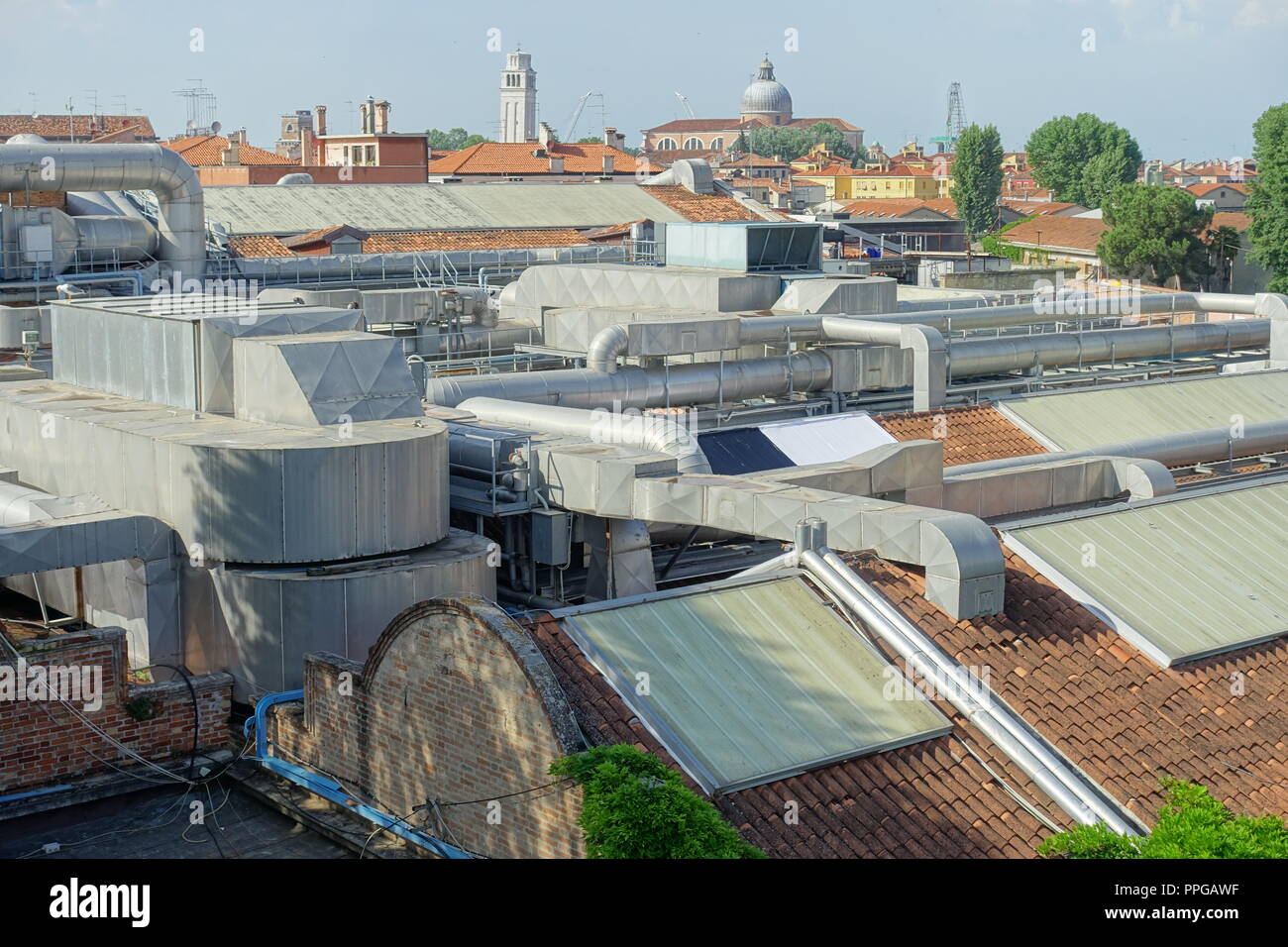 Vendig, Lüftungsanlagen bin Biennalegebäude - Venedig, Klimaanlage Rohre auf der Biennale Gebäude Stockfoto